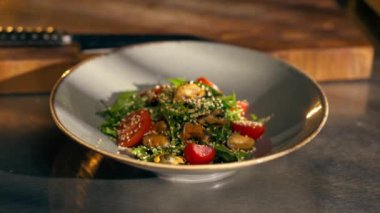 Demir bir masanın üzerindeki restoranda yakın plan. Nedir bu, midye salatası hazır hafif atıştırmalık restoranı sağlıklı yaşam tarzı sunan mavi kase mi?