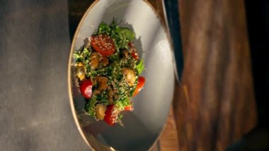 Demir bir masanın üzerindeki restoranda dikey video kasesi. Nedir bu, midye salatası hazır hafif yemek restoranı sağlıklı yaşam tarzı sunan mavi kase mi?