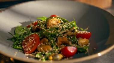 Demir bir masanın üzerindeki restoranda yakın plan. Nedir bu, midye salatası hazır hafif atıştırmalık restoranı sağlıklı yaşam tarzı sunan mavi kase mi?