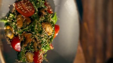 Demir bir masanın üzerindeki restoranda dikey video kasesi. Nedir bu, midye salatası hazır hafif yemek restoranı sağlıklı yaşam tarzı sunan mavi kase mi?