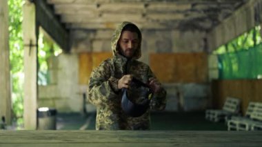 Yabanda, hangarda tilt koçu talimatları almak için maçtan önce forma giyer.