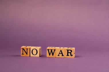 Mor, sıcak bir arka plan, gölgeli tahta küplerle siyah harflerle ve harf harf harf ile yazılmış savaş yok.