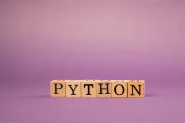 Siyah harfli, gölgeli tahta küplerle ve PYTHON harflerinden oluşan mor, ılık bir arka plan.