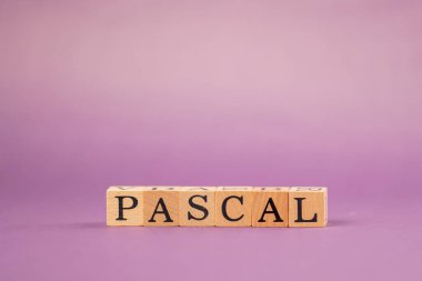 Siyah harfli tahtadan küplerle mor, sıcak bir arkaplan ve PASCAL harflerinden sözcükler.