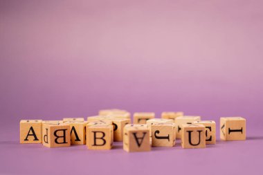 siyah harfli, gölgeli, tahta küplü, sıcak, mor bir arka plan.