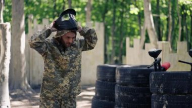 Vahşi doğada, oyuncu tekerleklerin altından lastiklere sığar ve tilt takımı yarışmaları için maske takar.