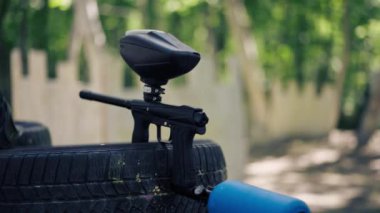 Vahşi doğada bir tilt kortunda bir arabadan tekerlek üzerinde profesyonel bir tilt tabancası monte edilmiş mavi bir balon.