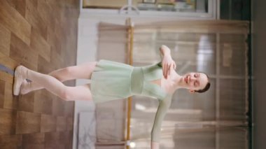 açık yeşil vücutlu genç kızın solo dans provası çocuklar için dikey video profesyonel bale okulu