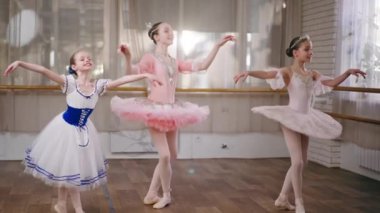 Profesyonel çocuk bale okulu. Dans hocası kızların kostümlü provası.