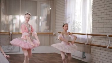 Profesyonel çocuk bale okulu. Dans hocası kızların kostümlü provası.