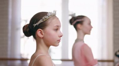 Profesyonel çocuk bale okulunu kapatın. Elbiseli kızlarla prova yapın.