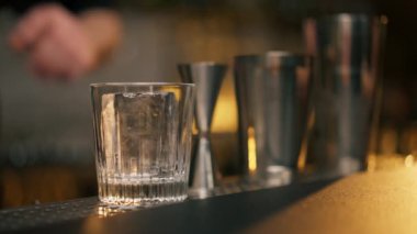 Küçük bir barda kokteylleri hazırlamak için gerekli tüm araçlara sahip bir kokteyl tezgahı görüntüsü