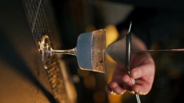 Dikey video kapanıyor. Barmen kadehini yavaşça camdan cama döküyor. Siyah önlüklü barmenin cesedi...