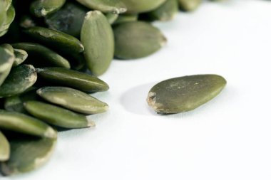 Arka planda yakın plan yeşil kabak kabağı kabuğu kabuğu sağlıklı tohumlar yer sağlıklı sonbahar hasadı yer sağlıklı vejetaryenlik