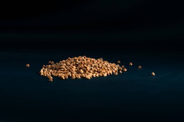 Karabuğday siyah ve mavi arka planda yer alır Ukrayna kültürü, hafif protein gıda vejetaryenliği tarlaların yeşil mahsulleri