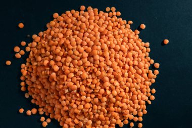 Yakın plan turuncu mercimekler siyah ve mavi arka plan Ukrayna kültürüne, açık protein gıda vejetaryenliğine ve tarlaların yeşil mahsullerine dayanır.