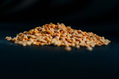 Sarı bezelye yakın plan siyah ve mavi arkaplanlı Ukrayna kültürüne uzanır, açık protein gıda vejetaryenliği tarlaların yeşil mahsulleri