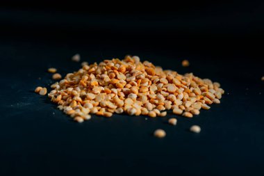 Sarı bezelye yakın plan siyah ve mavi arkaplanlı Ukrayna kültürüne uzanır, açık protein gıda vejetaryenliği tarlaların yeşil mahsulleri