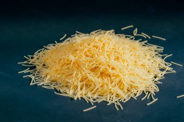 Sarı ince vermicelli yakın plan siyah ve mavi arkaplan üzerinde uzanır Ukrayna kültürü un işlemenin sonucudur