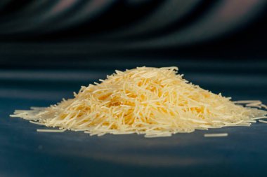 Sarı ince vermicelli yakın plan siyah ve mavi arkaplanlı Ukrayna kültürü un işlemenin bir sonucudur