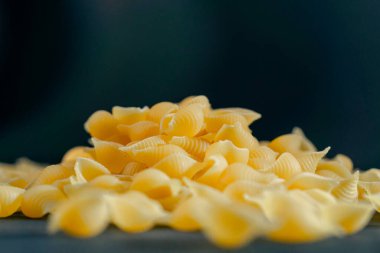 Ukrayna kültürünün siyah ve mavi zeminli kabuk şeklinde uzanan sarı vermicelli kaplaması İtalyan mutfağının un işlemesinin bir sonucudur.