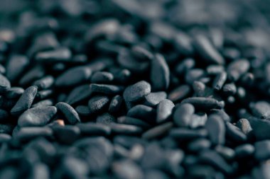 Beyaz arka plan salatasına uzanmış siyah susam tohumlarının yakın plan sağlıklı tohumlar giydirilmiş protein.