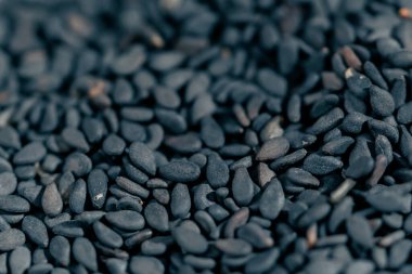 Beyaz arka plan salatasına uzanmış siyah susam tohumlarının yakın plan sağlıklı tohumlar giydirilmiş protein.