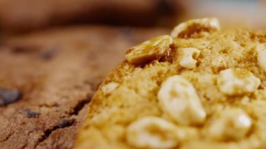 Masanın üzerinde kaotik bir şekilde duran kurabiyelerle siyah ve mavi arka plan düz tabağa yaklaş tatlı mutfak tatlı kahvaltısı