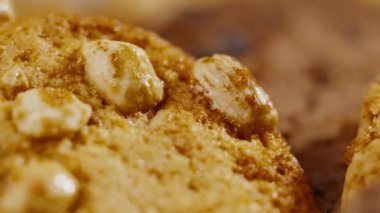 Masanın üzerinde kaotik bir şekilde duran kurabiyelerle siyah ve mavi arka plan düz tabağa yaklaş tatlı mutfak tatlı kahvaltısı