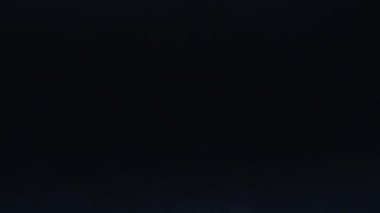 Siyah-mavi arka planda yakın plan beyaz granüle şeker uzanıyor üzerinde kristal şeker sağlığa zararlı bir kaşıktan dökülüyor