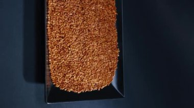 dikey video yakın karabuğday siyah uzun düz tabaka Ukrayna kültürü hafif protein besin üzerinde siyah-mavi arka planda yatar