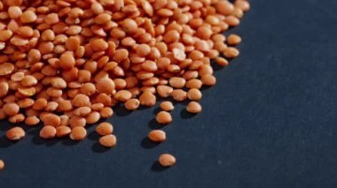 Yakın plan turuncu mercimekler siyah ve mavi arka plan Ukrayna kültürüne, açık protein gıda vejetaryenliğine ve tarlaların yeşil mahsullerine uzanır.