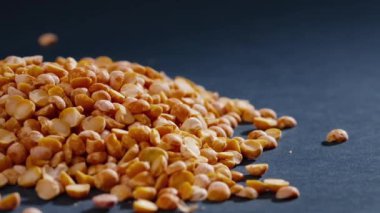 Yakın plan sarı bezelyeler siyah ve mavi arka plan Ukrayna kültürü üzerine uzanır, açık protein gıda vejetaryenliği tarlaların yeşil mahsulleri