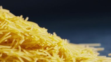 Sarı ince vermicelli yakın plan siyah ve mavi arkaplan üzerinde uzanır Ukrayna kültürü un işlemenin sonucudur