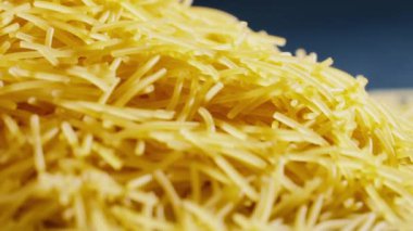 Sarı ince vermicelli yakın plan siyah ve mavi arkaplan üzerinde uzanır Ukrayna kültürü un işlemenin sonucudur