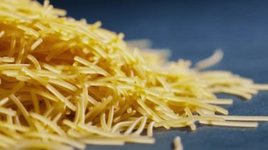 Sarı ince vermicelli yakın plan siyah ve mavi arkaplan üzerinde uzanır Ukrayna kültürü un işlemenin sonucudur