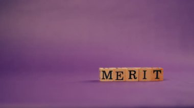 Siyah harfli, gölgeli tahta küplerle mor, sıcak bir arkaplan ve harfi harfine yazılmış kelimeler.