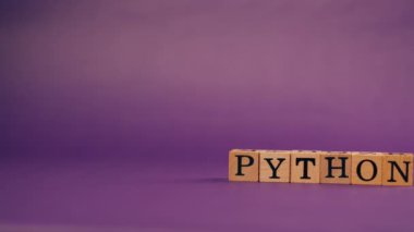 Siyah harfli, gölgeli tahta küplerle ve PYTHON harflerinden oluşan mor, ılık bir arka plan.