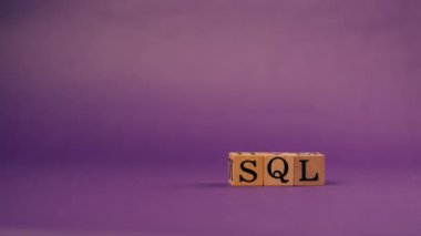 Siyah harfli ve gölgeli tahta küplerle mor, ılık bir arkaplan ve SQL harflerinden sözcükler.