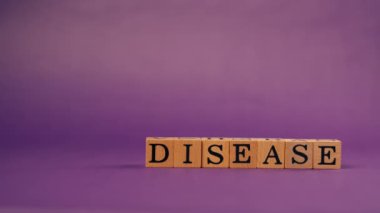 Siyah harfli, gölgeli tahta küplerle mor, ılık bir arka plan ve hastalıktan gelen harfler.