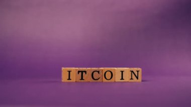 Ukrayna bayrağı mavi ve sarı sıcacık arkaplan ve gölgeli kadın eli siyah harfli tahta küpleri yerleştirdi Bitcoin