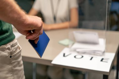 Seçim kampanyasının seçim komitesinde oy kullanmak için kayıt yaptıran genç bir kız, pasaport detaylarını kontrol etmek için nasıl oy kullanacağını söyler.