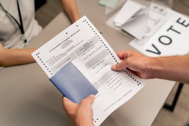 Seçim şirketinin seçim komitesinde oy vermek için başvuran bir erkek, genç bir kızın toplumun haklarını nasıl kullanacağını söyler.