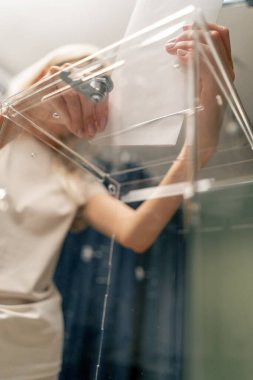 Başkanlık seçimleri için yakın mesafeden çekilen beyaz elbiseli genç kız, sandık başına gençlik seçimleri için oy kullandı.