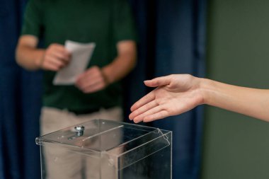 Başkanlık seçim bölgesinin kapatılması genç bir seçmenin oy pusulasını oy gizliliği kontrolüyle nereye koyacağını gösteriyor.