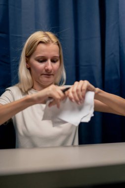 Başkanlık seçimlerinde oy kullanma kabinindeki genç bir kız tüm adaylara karşı yapılan oy pusulasını öfkeyle yırttı.