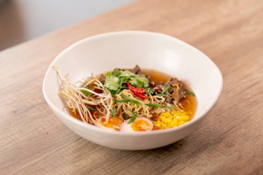 Japon udon çorbası, yumurta ve erişte karışımı Japon hafif çorbası.