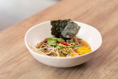 Japon udon çorbası, yumurta ve erişte karışımı Japon hafif çorbası.