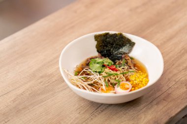 Japon udon çorbası, yumurta ve erişte karışımı Japon hafif çorbası.