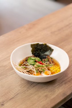 Japon udon çorbası, yumurta ve erişte karışımı Japon hafif çorbası.